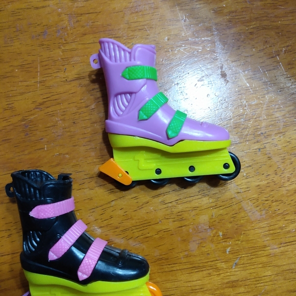 2 Vintage Tools Blazing Blades Candy Container Rollerblades - Picture 4 of 8